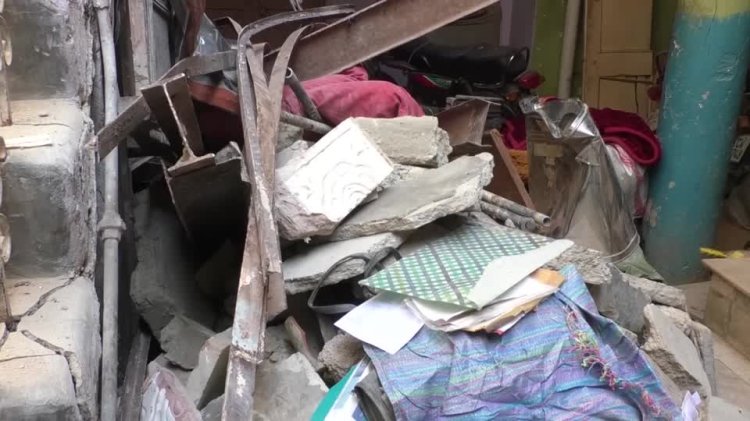 Blast collapses Karachi building