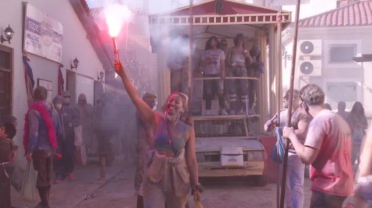 Galaxidi hosts annual flour war