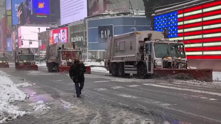 Blizzard paralyzes U.S. Northeast