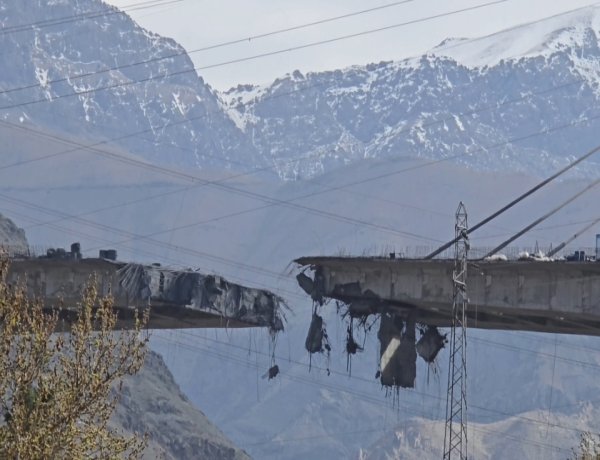 Airstrikes destroy bridge in Iran