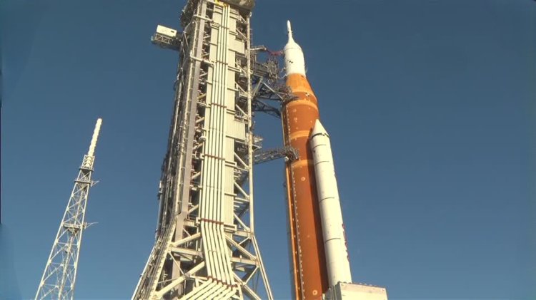 Artemis II sends crew around Moon