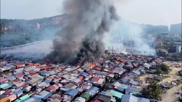 Massive fire devastates Sabah water village