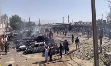 Deadly blast hits train in Quetta