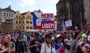 Prague protesters defend public media independence