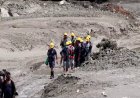 Nepal floods: Rescuers seek survivors