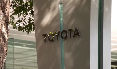 Toyota raises forecast, plans stock buyback