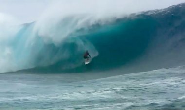 Slater advances in Tahiti Pro surfing