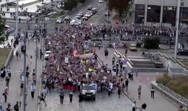Kyiv rallies for ousted defense minister