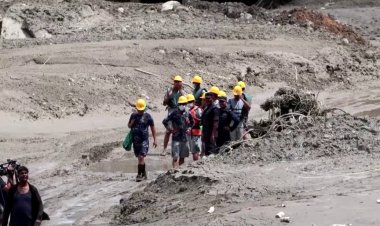 Nepal floods: Rescuers seek survivors