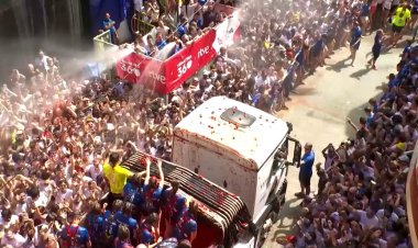 Spain's La Tomatina turns streets red