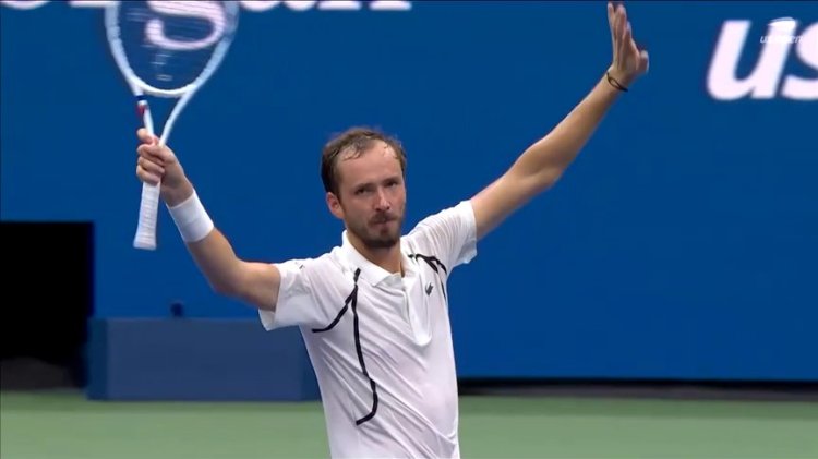 Medvedev and Pegula advance at U.S. Open
