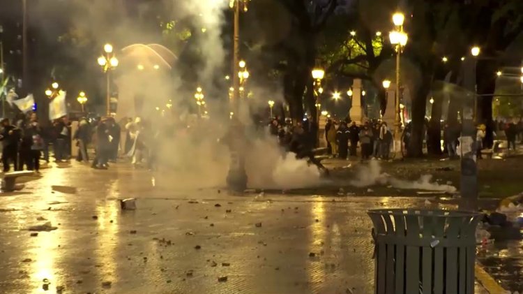Police clash with protesters in Argentina