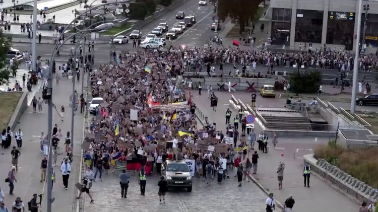 Kyiv rallies for ousted defense minister
