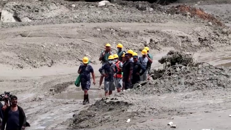 Nepal floods: Rescuers seek survivors