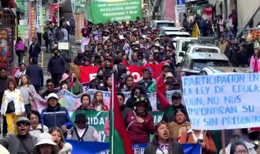 Bolivian teachers defy emergency to protest costs
