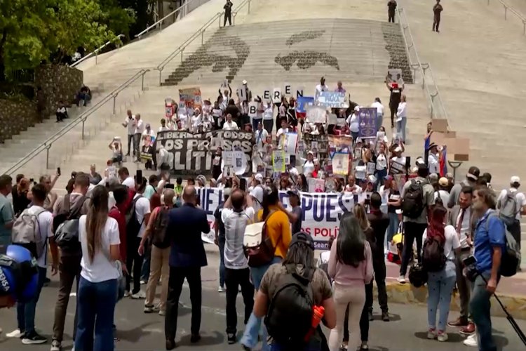 Venezuelan families demand prisoner freedom