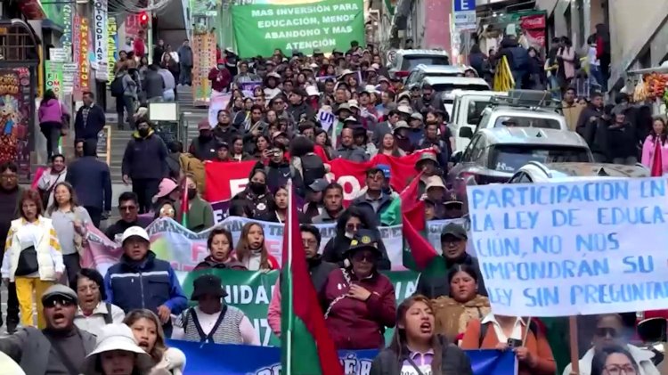 Bolivian teachers defy emergency to protest costs