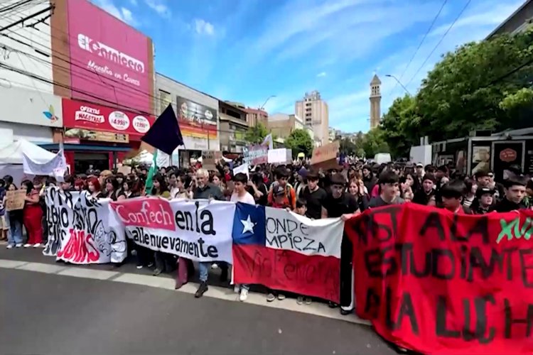 Chilean students protest education budget cuts
